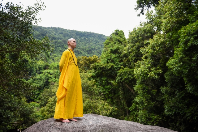 岩の上に立つ修行僧